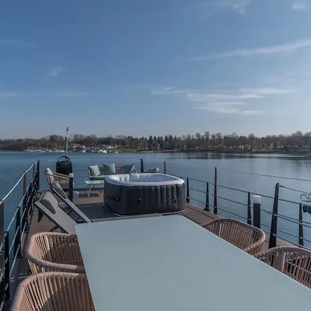 La Dolce Vita House Boat Botel *