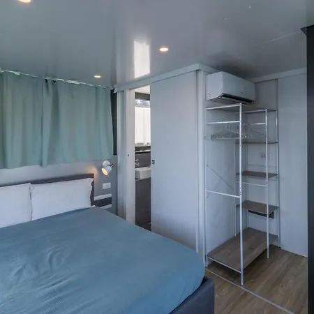 Botel La Dolce Vita House Boat
