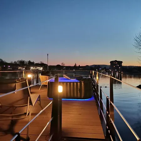 La Dolce Vita House Boat Hotel na wodzie