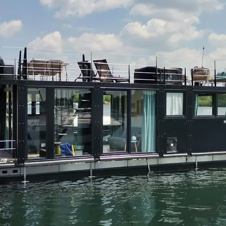 La Dolce Vita House Boat Hotel en barco