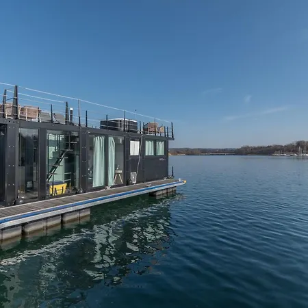 La Dolce Vita House Boat Hotel en barco