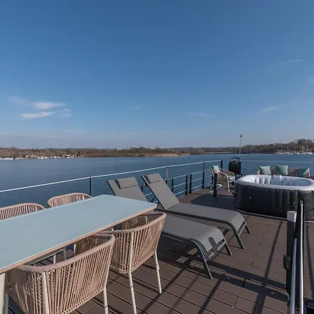 La Dolce Vita House Boat 船上ホテル