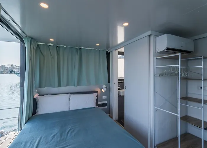 La Dolce Vita House Boat