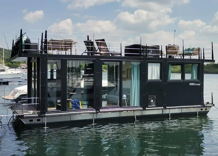 La Dolce Vita House Boat Botel