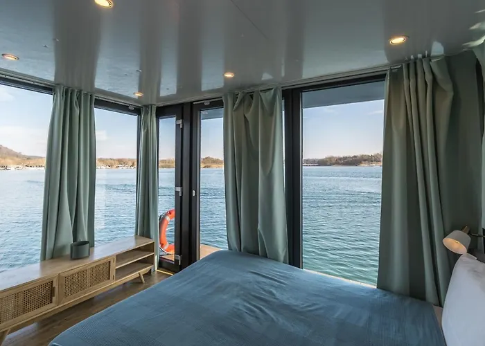 Botel La Dolce Vita House Boat *