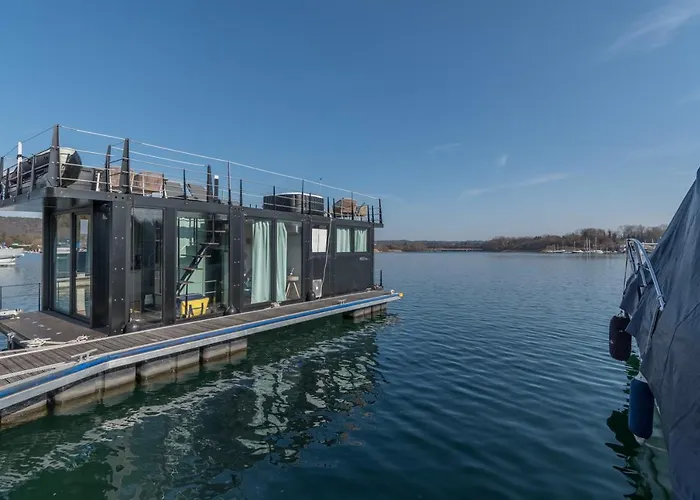 La Dolce Vita House Boat Botel