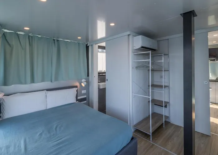 Botel La Dolce Vita House Boat